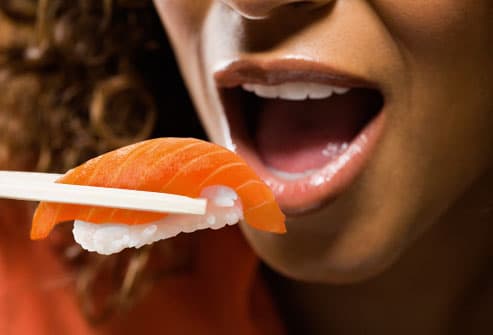 اسیدهای چرب ضروری موجود در ماهی خاصیت ضد التهاب داشته واز ایجاد چروک جلوگیری می کند